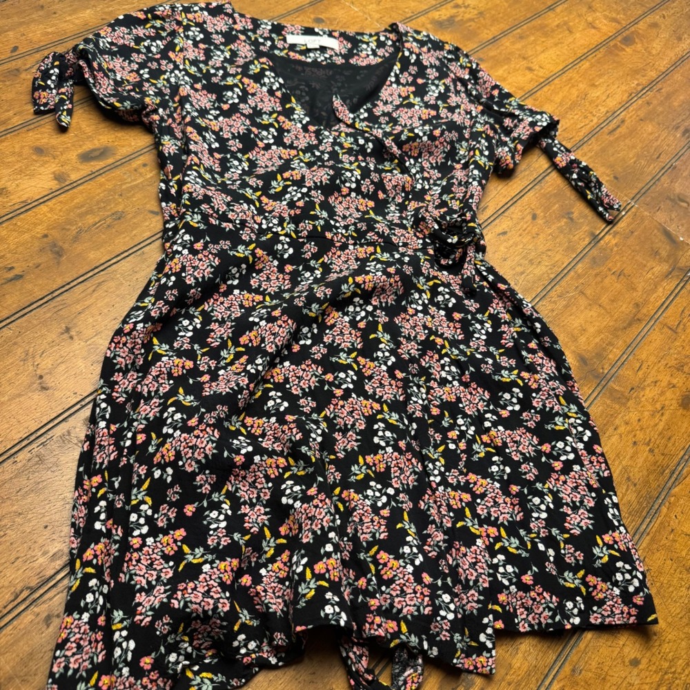 Loft Floral Wrap Romper‎ Black Pink V-Neck Tie Sleeve Size 4